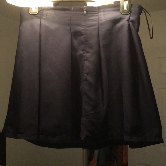 Pleaded blue short skirt - Picture 2 of 3